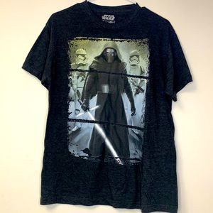 kilo ren Star Wars Men's graphic Tshirt. Size Medium. Color - gray and black.
